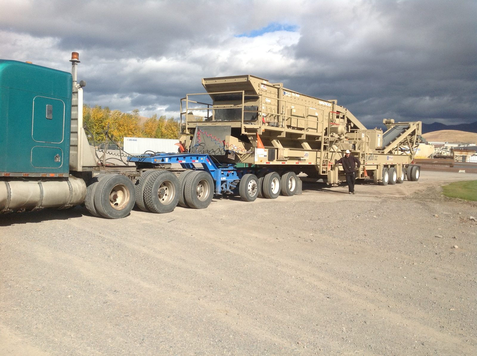 Mobile rock crushing plant on multi-axle jeep and trailer combination